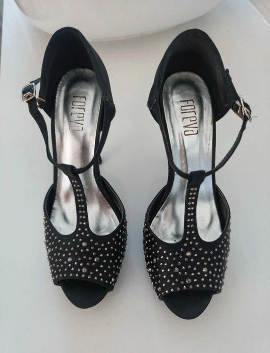 Sapatos de cerimónia, como novos, nº 37. São pretos com pedrinhas .