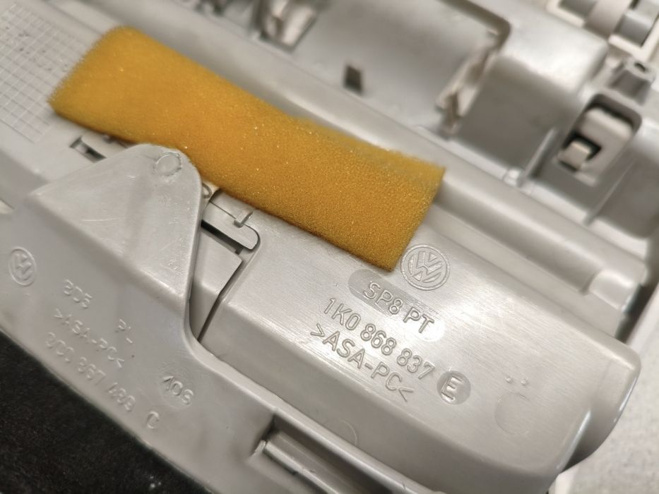Lampka oświetlenia wnętrza schowek na okulary Volkswagen Passat B6