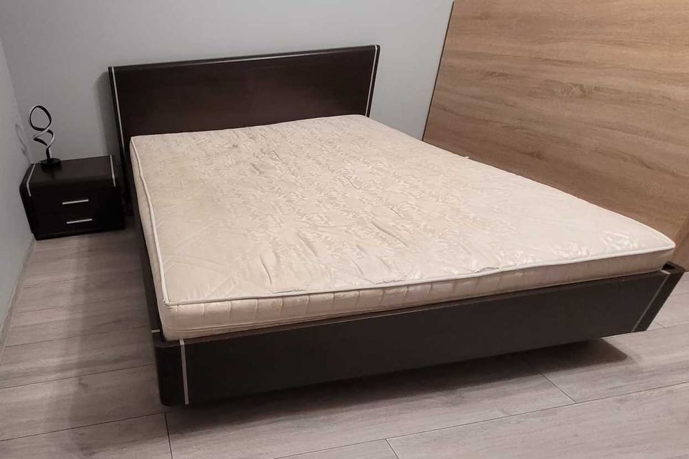 Łóżko 160 x 200 z materacem i szafką nocną
