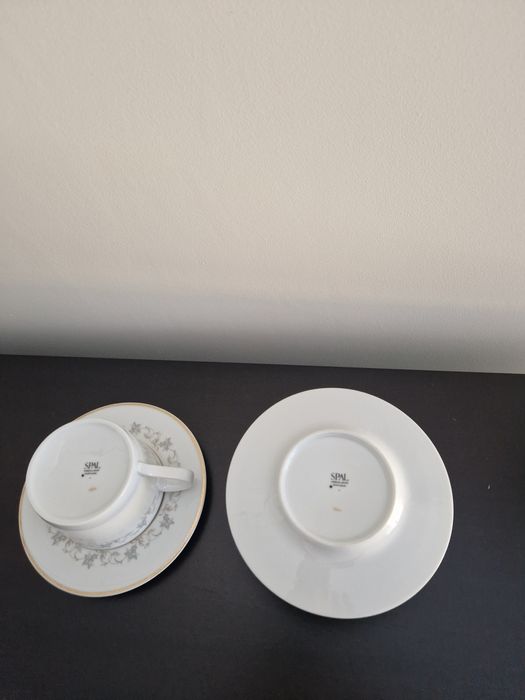 Chávenas de chá e respetivos pires, em porcelana SPAL