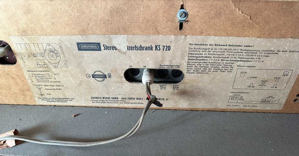 Móvel Rádio Grundig Anos 60 — Rádio + Gira-Discos (Vintage)