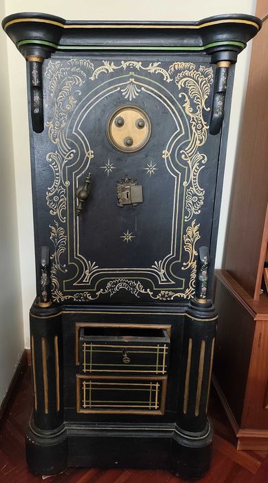 Cofre antigo pintado à mão.