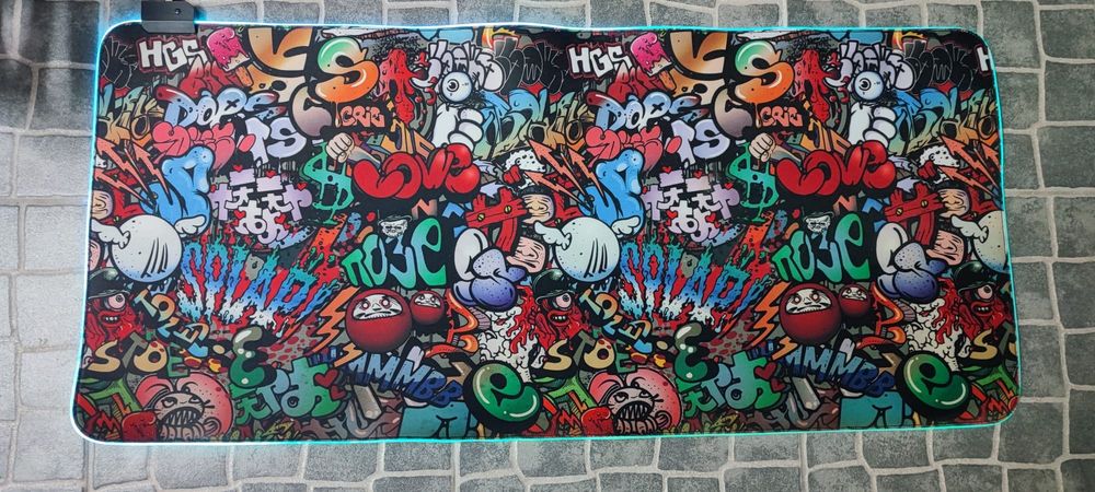 Tapete de Rato Gaming RGB XXL (40x90 cm) – Padrão Graffiti Urbano