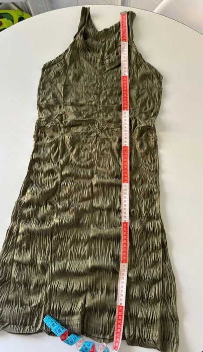 Vestido justo caqui efeito enrugado