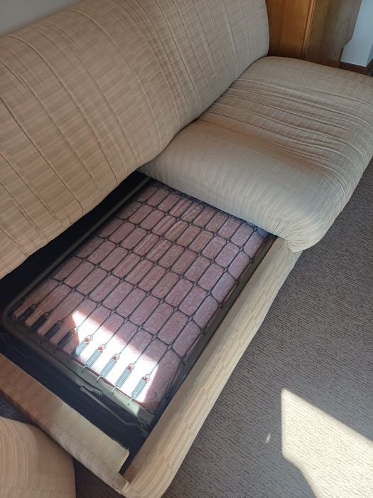 Sofá-cama para dois, com almofadas