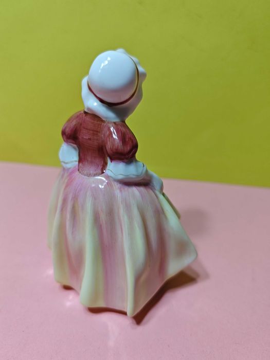 Figurka porcelanowa "DINKY DOO" Royal Doulton HN 2120