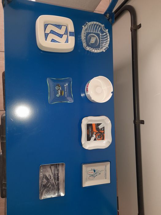 Cinzeiros cerâmicos, metálicos e de vidro