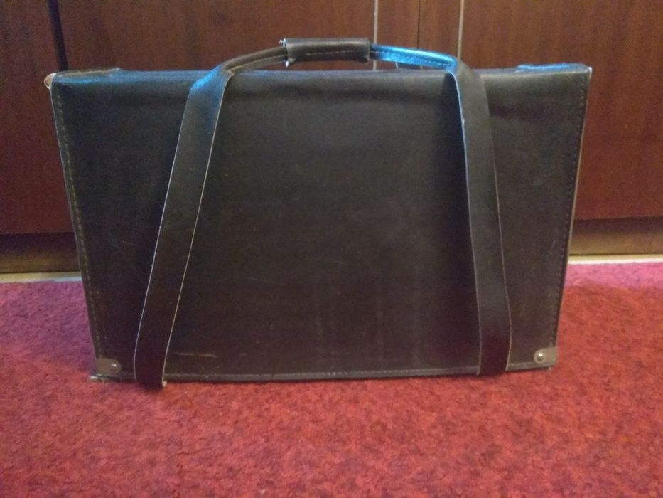 Швейная машинка с электроприводом в чемодане