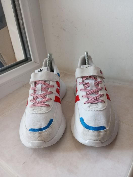 Стильні кросівки бренду Adidas Hello Kitty Retropy Running Made in Indonesia  UK  2,5  EUR  35