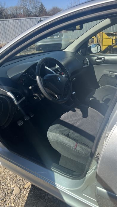 Автомобіль Пежо 206 +