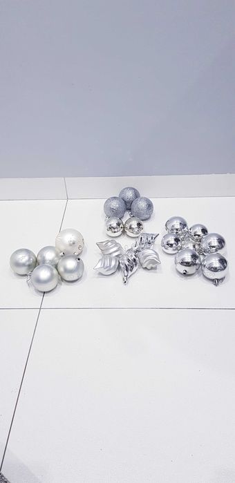 Srebrny zestaw ozdób choinkowych
