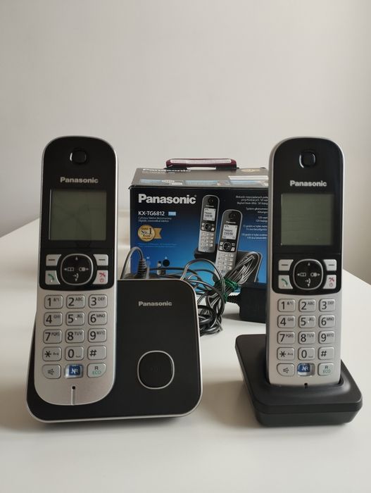 Telefon cyfrowy Panasonic z dwiema słuchawkami.