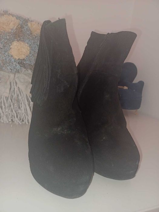 Botins camurça preta altos e compensados da Seaside