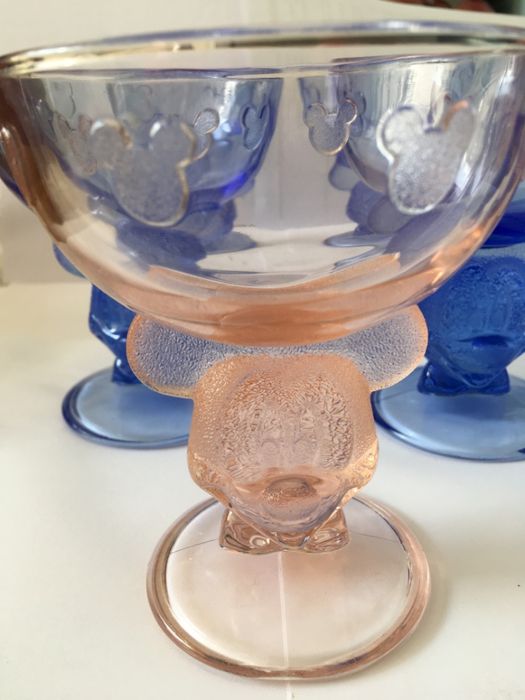 Conjunto de 7 Copos Disney, com colher Disney.