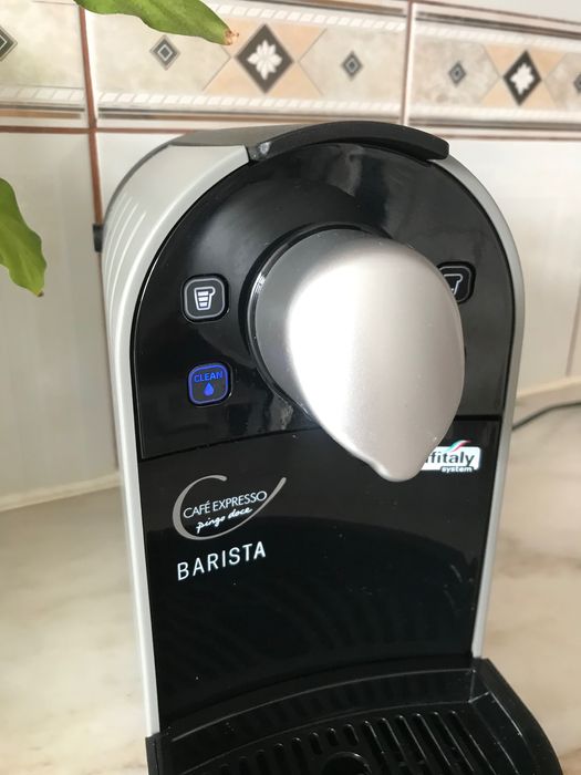 Máquina de café expresso e cápsulas
