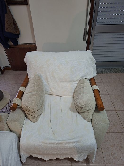 Conjunto de 3 sofás em bom estado, só em dinheiro