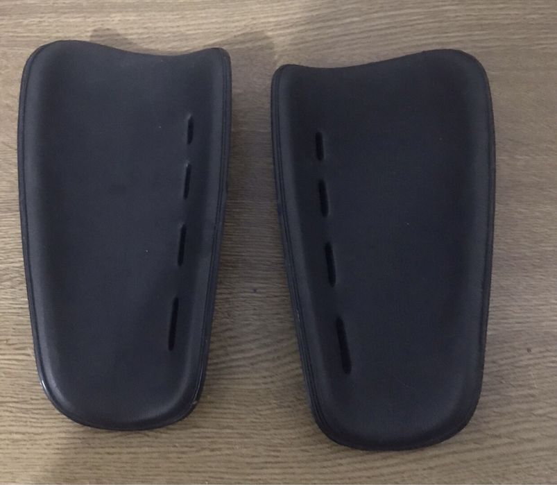Vendo às minhas caneleiras  novas.