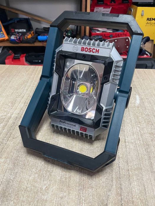 Bosch GLI 18V-2200 C Professional / Акумуляторний прожектор Бош (2200 лм)