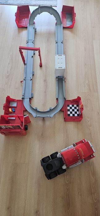 Camião Mack GIGANTE Disney Cars – Pista Transformável (87cm Fechado/ 150cm Pista)