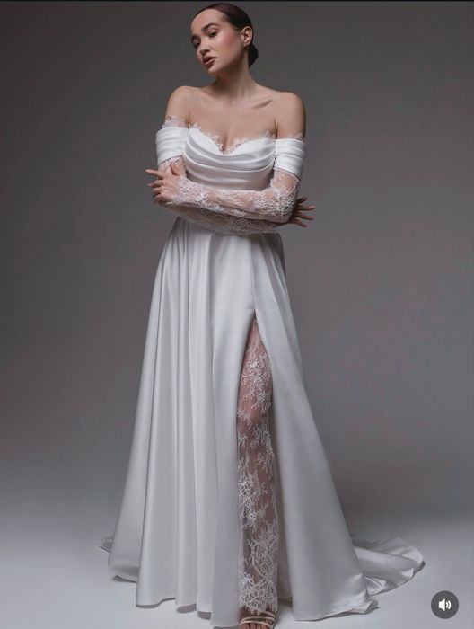 Весільна сукня атласна з мереживом