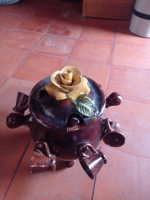 Pote com pequenos copos.