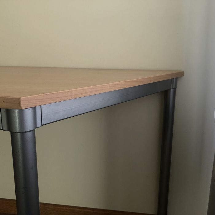 Secretária original e robusta