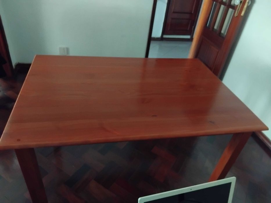 Mesa de jantar em pinho maciço. (Completamente nova)