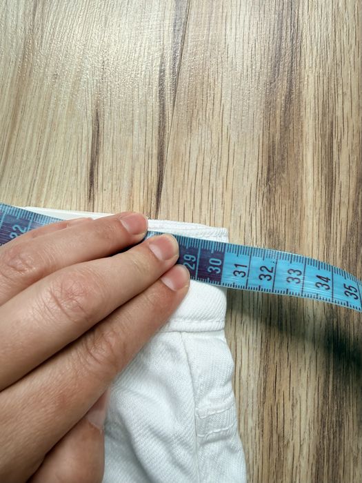 Білі джинсові шорти жіночі