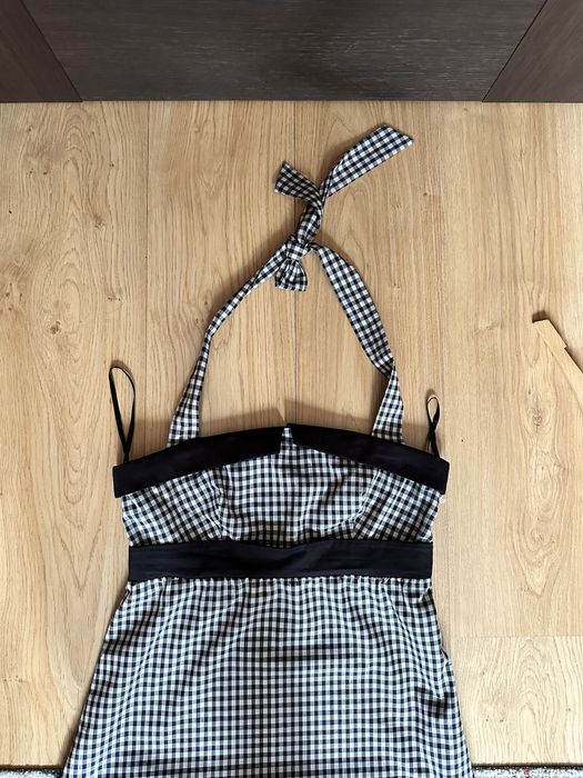 Sukienka w czarno biała kratę