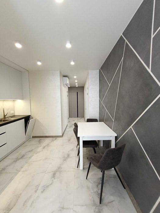 Сучасна 2 к Озерна + паркомісце,ліфт працює постійно..