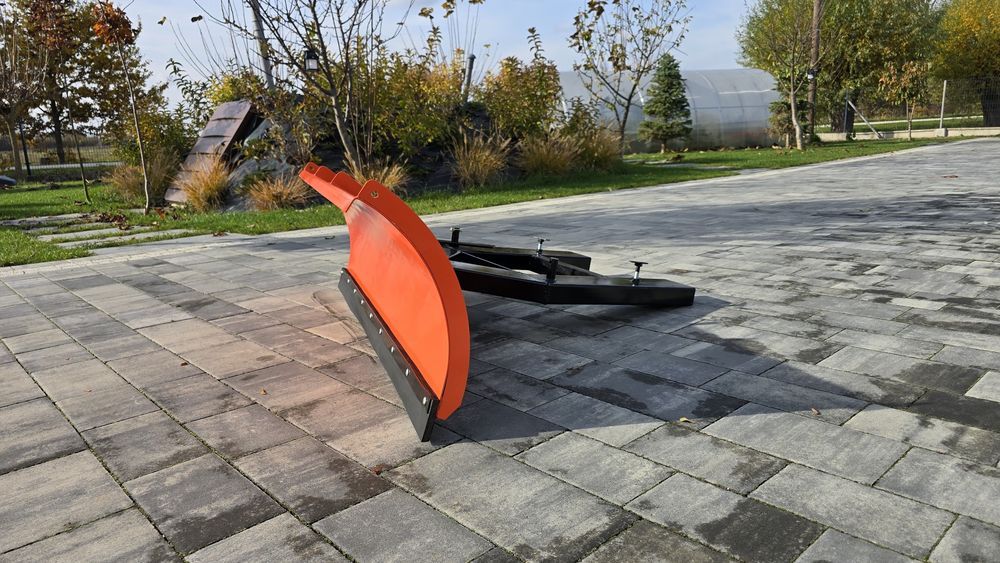 Pług do wózka widłowego 150 cm przy zapleczu firmy produkcyjnej