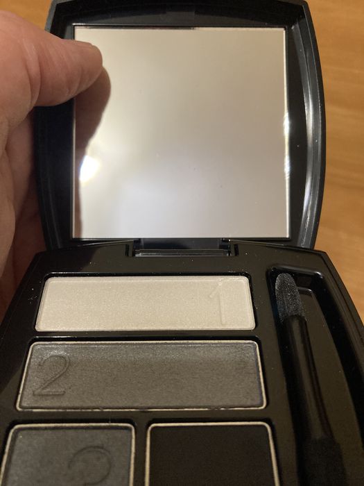 Тени Avon хорошего качества новые.