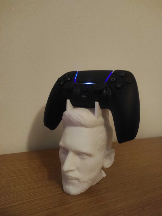 Suporte para Comando PS5 – Busto Estilo Messi
