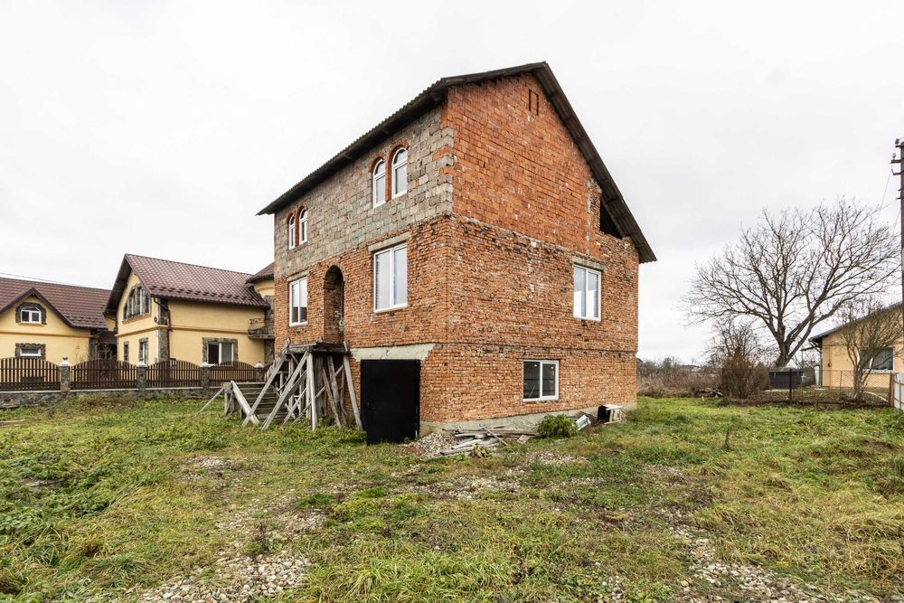 Продається цегляний будинок загальною площею 205 м² у селі Черніїв.