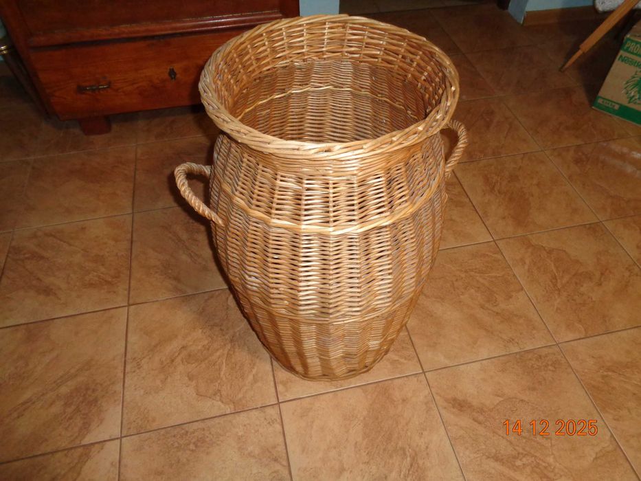 kosz wiklinowy z uchwytami