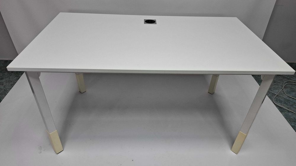 Biurko proste Kinnarps 140x80 białe z gniazdem elektrycznym