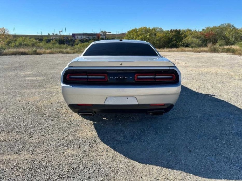 Dodge Challenger SXT      2020