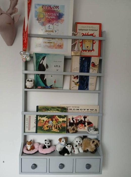 Biblioteczka drewniana na ścianę