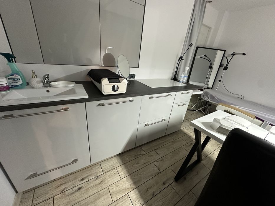 Stanowisko / pomieszczenie podnajme w SALONIE