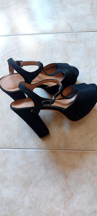 Sandálias salto preto