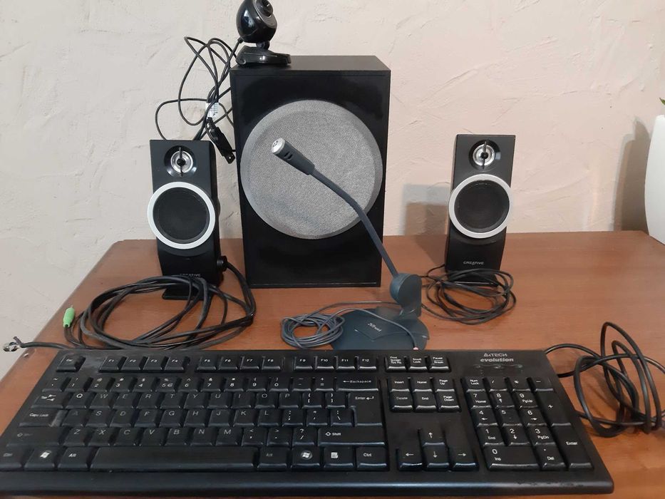 do komputera, głośniki, klawiatura, kamerka, mikrofon