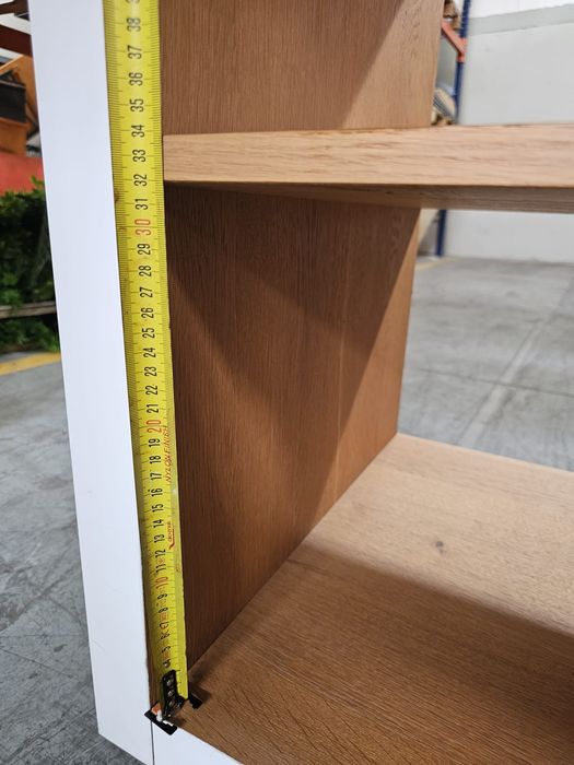 Móvel de bar, com rodas. Madeira maciça e ótimo estado.