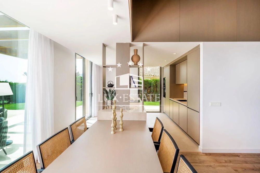 Дизайнерська вілла з видом на море та сучасною елегантністю