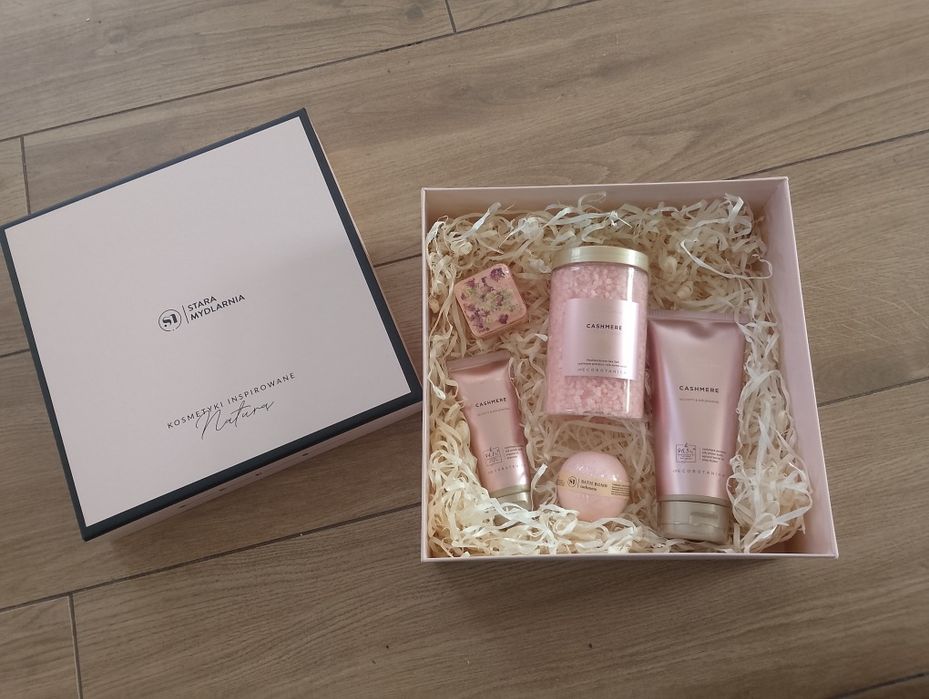 Nowy zestaw kosmetyków na prezent Stara Mydlarnia Cashmere krem kula