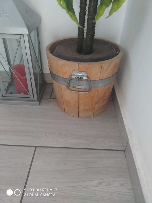 Sztuczny kwiat w drewnianej donicy