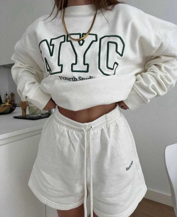 Kostium damski
Dostępny rozmiar:

UA 42–46  EU 36–40 S\M