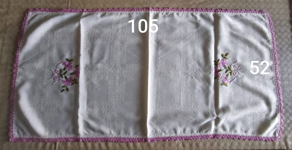 Naperons grandes com bordo em crochê manual