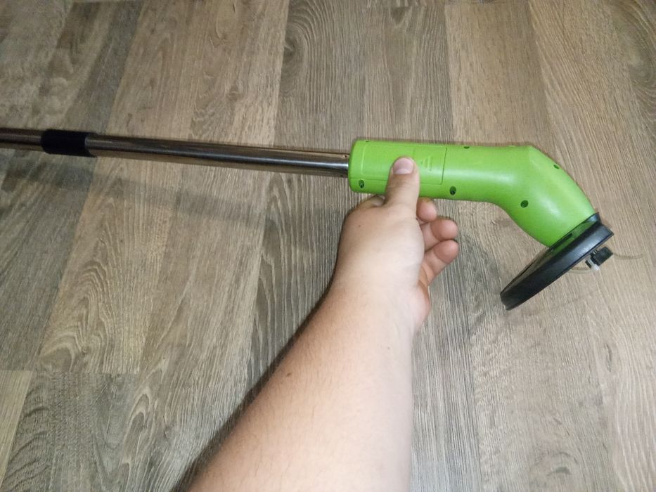 Акумуляторна бездротова ручна газонокосарка для саду