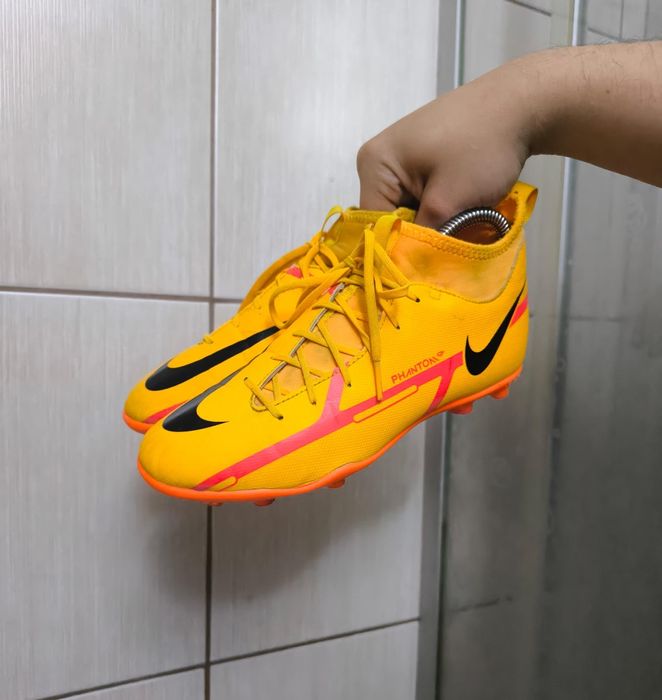 Żółte pomarańczowe  38 Nike korki buty piłkarskie marki Nike, model Phantom. Wykonane z materiału syntetycznego z elastycznym, tekstylnym kołnierzem