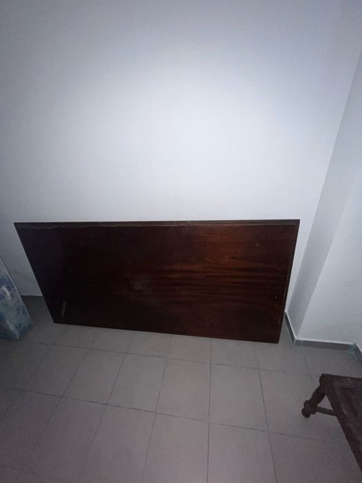 Mesa usada antiga com cadeiras